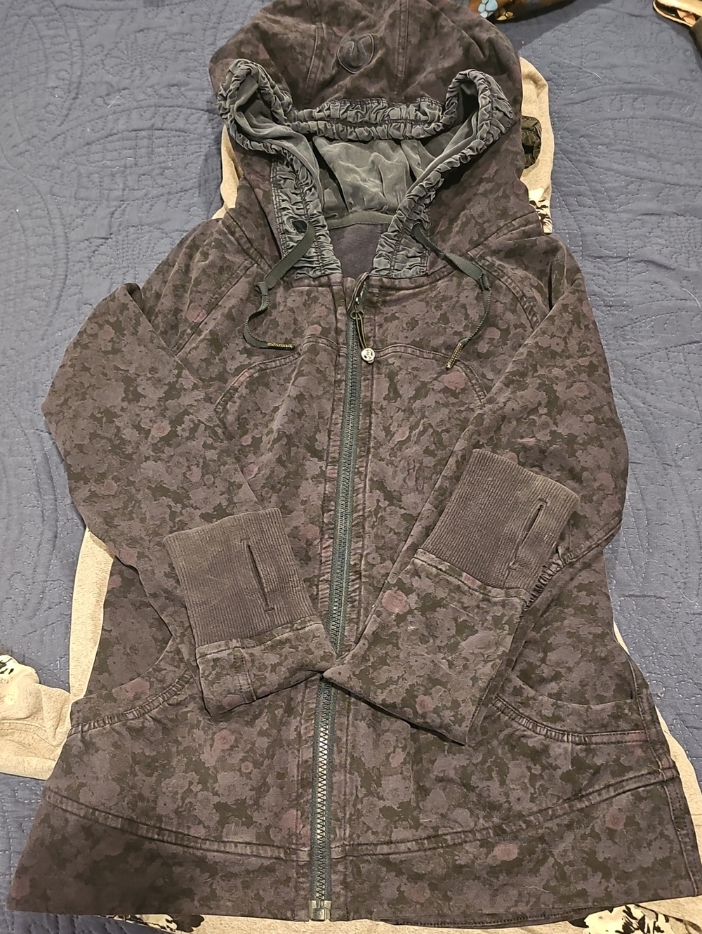 Lululemon Women’s Hooded Zip Jacket in Dark Charcoal Floral Size Small
